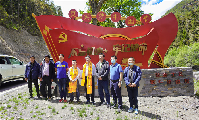 尊龙凯时集团党委书记、董事长任丁率队赴麻格同村推进对口帮扶工作