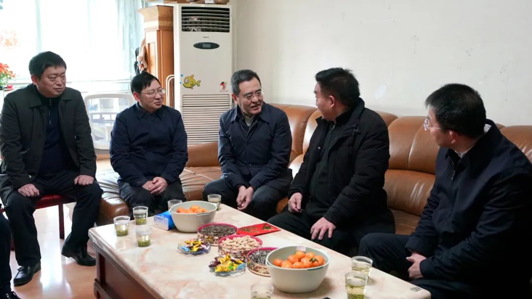 省国资委党委书记、主任冯文生等领导走访慰问省尊龙凯时集团老党员、老干部