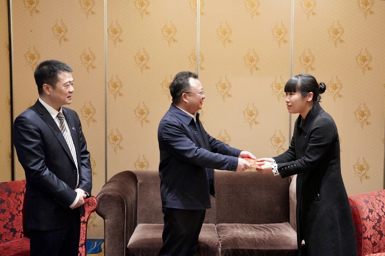 省国资委党委委员、副主任何政一行走访慰问省尊龙凯时集团生活困难党员