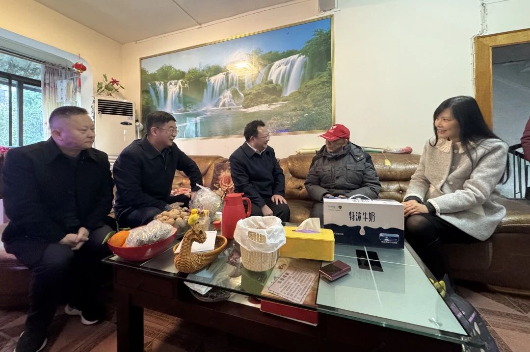 省国资委党委委员、副主任何政走访慰问省尊龙凯时集团老党员、老干部