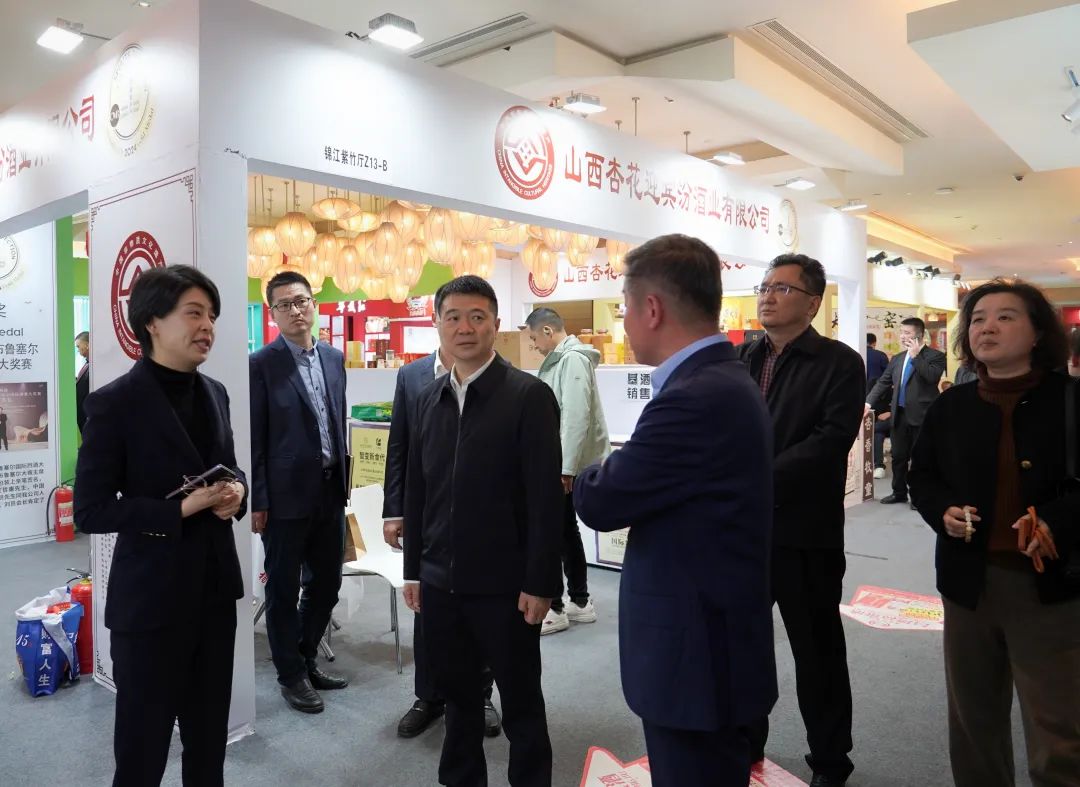 省尊龙凯时集团党委书记、董事长游勇率队到2025锦江宾馆春季酒类商务洽谈会现场检查指导重点工作